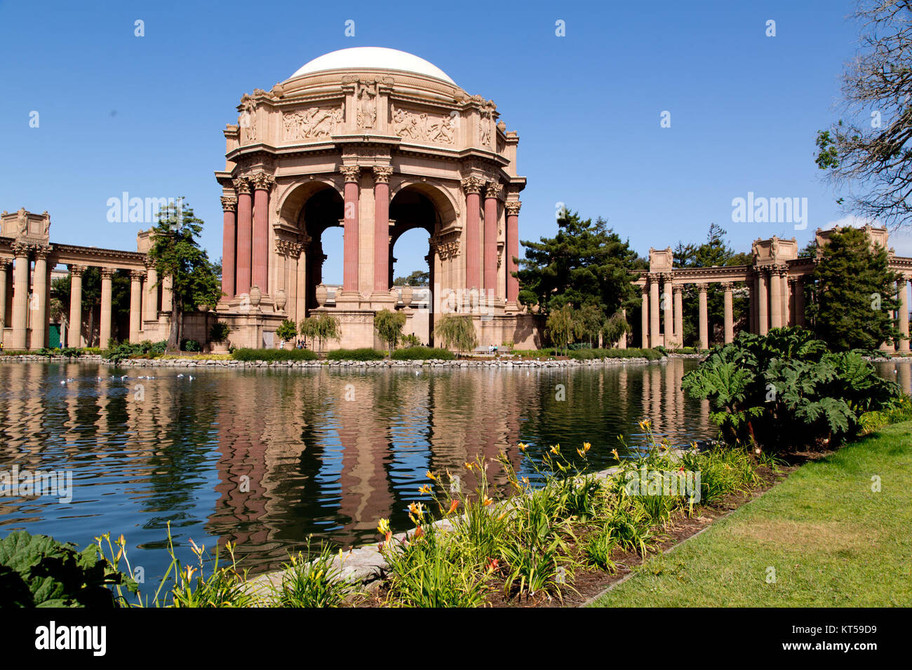 Foto des Palace of Fine Arts in San Francisco, Kalifornien, ein berühmtes architektonisches Wahrzeichen, das 1915 für die Panama-Pacific Exposition erbaut wurde. Bekannt für seinen Beaux-Arts-Stil und seine Lagunenlage, ist es ein beliebtes Touristenziel. Stockfoto