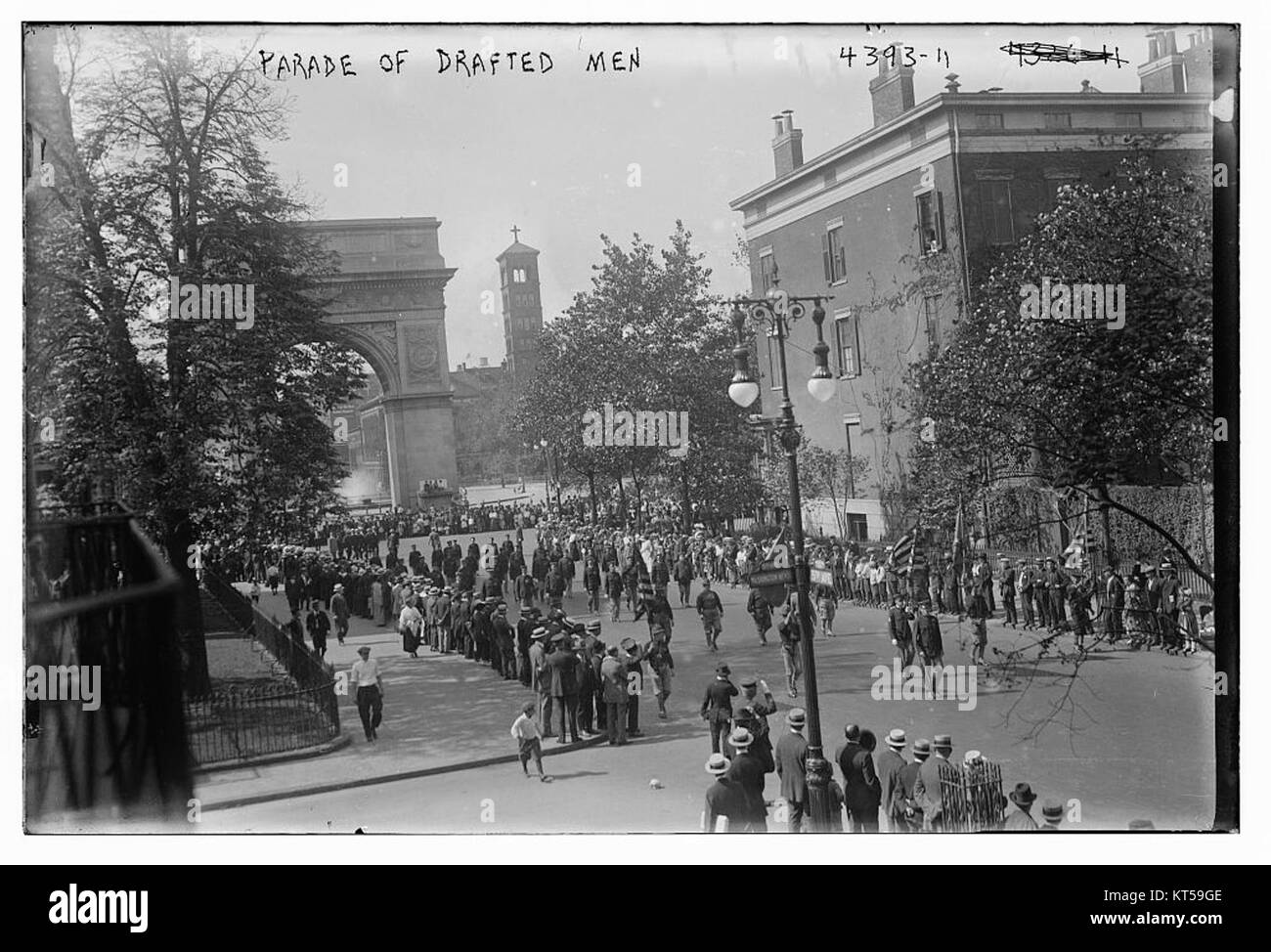 Das Foto zeigt eine Parade von gezogenen Männern, wahrscheinlich während einer Kriegs-Mobilisierungsphase, die sie im Rahmen eines militärischen Rekrutierungsprozesses gemeinsam marschieren. Das Bild spiegelt den sozialen und historischen Kontext der Militärentwürfe des frühen 20. Jahrhunderts wider. Stockfoto