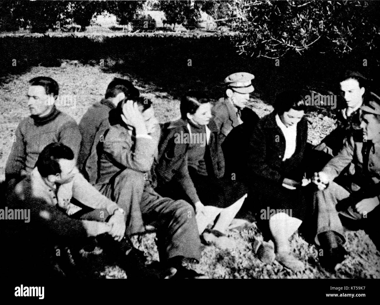 Foto eines Partytreffens in Spanien, bei dem Teilnehmer an Diskussionen und Aktivitäten festgehalten werden. Stockfoto