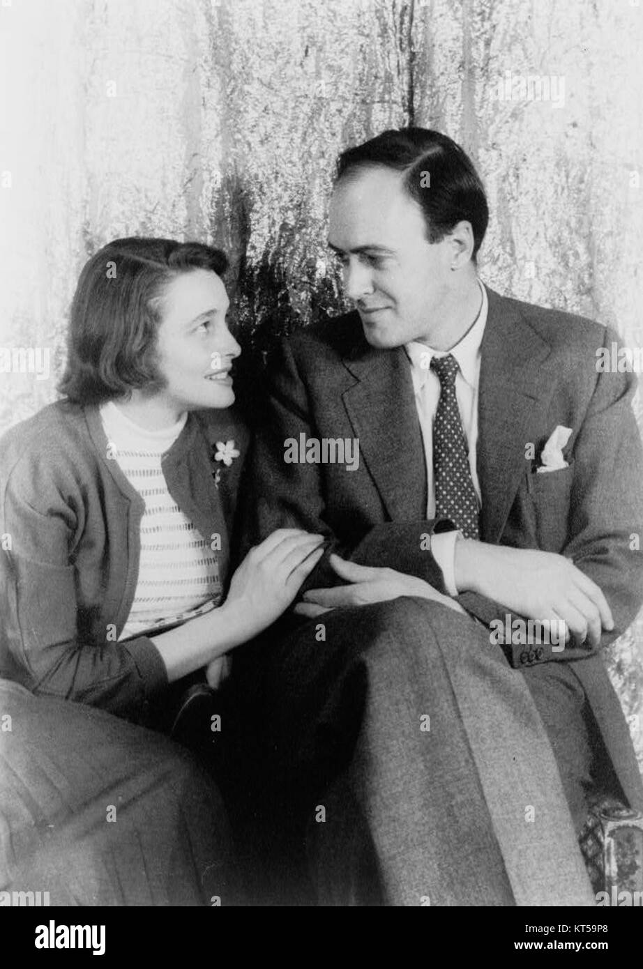 Patricia Neal war eine US-amerikanische Schauspielerin und Roald Dahl eine britische Schriftstellerin. Zusammen bildeten sie eine ikonische literarische und filmische Partnerschaft. Neal spielte in mehreren Filmen, die auf Dahls Geschichten basierten, und trug zu deren dauerhaftem Einfluss auf Film und Literatur bei. Stockfoto