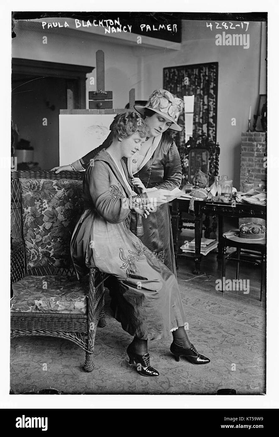 Dieses Bild zeigt Paula Blackton und Nancy Palmer, zwei Personen, deren spezifische Rolle oder Bedeutung einen weiteren Kontext erfordern würde, um ihre historische oder persönliche Wirkung vollständig zu verstehen. Stockfoto