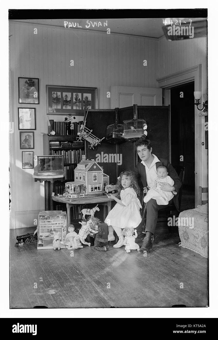 Ein Foto oder Kunstwerk von Paul Swan, einem Menschen, der für seine Beiträge zu Kunst oder Kultur bekannt ist. Dieses Bild kann ihn in einem historischen Kontext oder als Teil seiner künstlerischen Karriere darstellen. Stockfoto