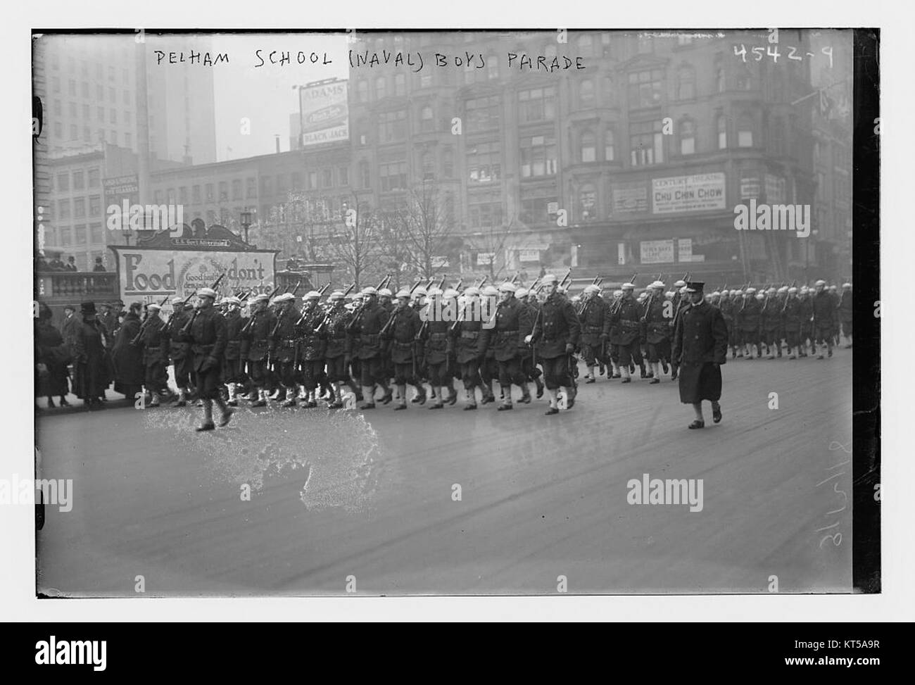 Die Pelham School Boys Parade zeigt ein historisches Bild der Schüler der Pelham Naval School, die an einer Parade teilnahmen. Das Bild zeigt die Disziplin und Tradition der Militärausbildung im frühen 20. Jahrhundert. Stockfoto