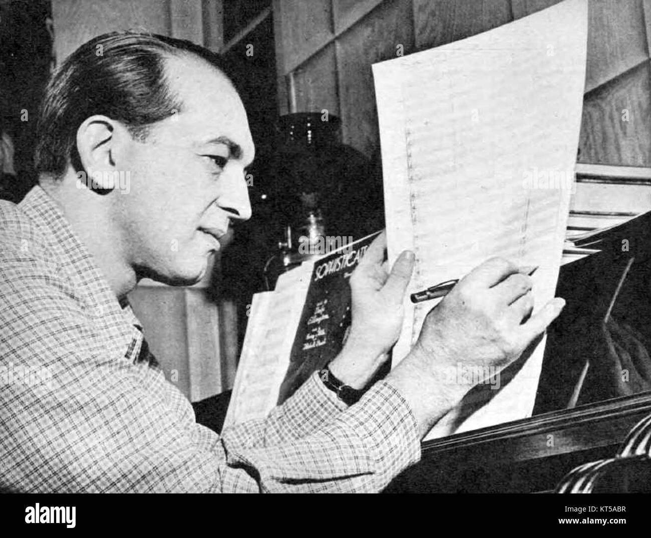 Percy Faith war ein bekannter kanadischer Komponist und Dirigent, der für seine Orchesterarrangements und populären Aufnahmen bekannt war. 1949 war er mit zahlreichen Hits und Arrangements eine einflussreiche Persönlichkeit in der Welt der Musik, insbesondere in den Genres der Orchestermusik und der Easy Listening Musik. Stockfoto
