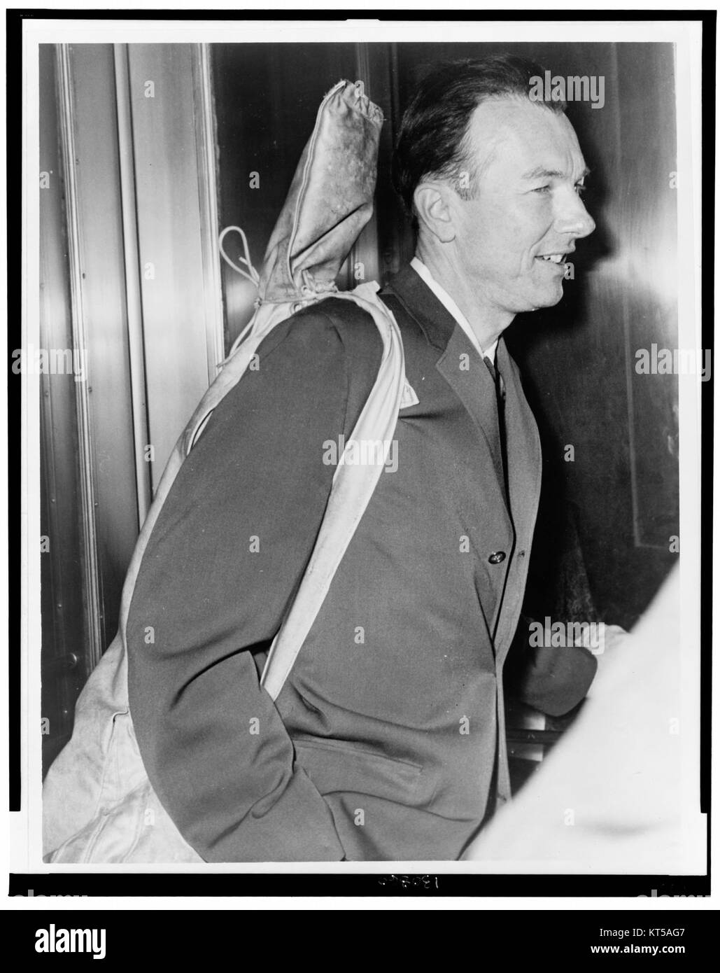 Pete Seeger, ein bekannter amerikanischer Folk-Musiker, ist in diesem zweiten Werbebild für *The New York World-Telegram & Sun* zu sehen. Seeger war bekannt für seinen sozialen Aktivismus und seine Beiträge zur amerikanischen Volksmusik. Stockfoto