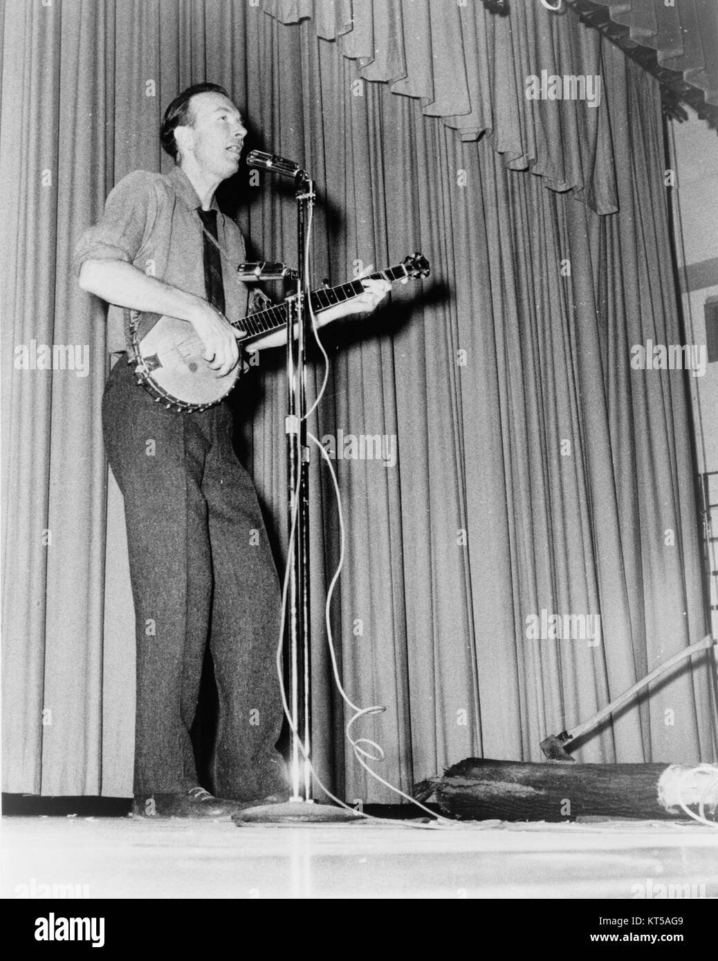 Pete Seeger war ein US-amerikanischer Volksmusiker und Sozialaktivist. Er ist bekannt für seine Beiträge zur Musik und sein Engagement in politischen und sozialen Bewegungen. Diese Referenz kann sich auf eine Vorstellung oder Veranstaltung mit der NYWTS (New York World Trade Show) beziehen. Stockfoto