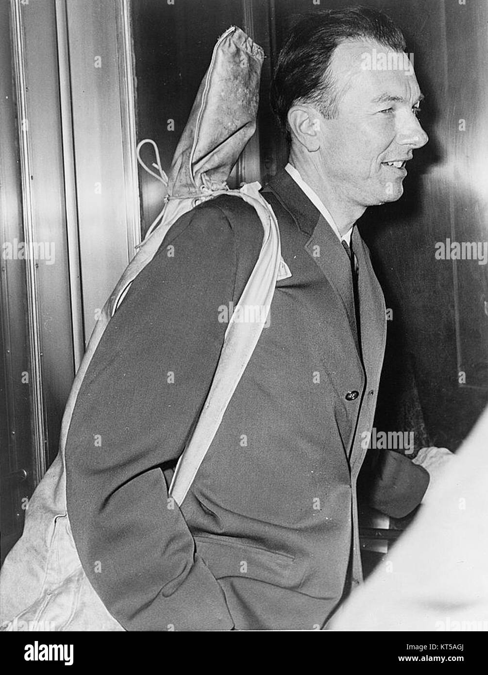 Pete Seeger, der bekannte amerikanische Volksmusiker, wird mit seiner Gitarre am Bundesgerichtshof ankommen. Seeger war bekannt für seinen Aktivismus und seine Musik, die sich oft mit sozialen und politischen Themen beschäftigte. Stockfoto