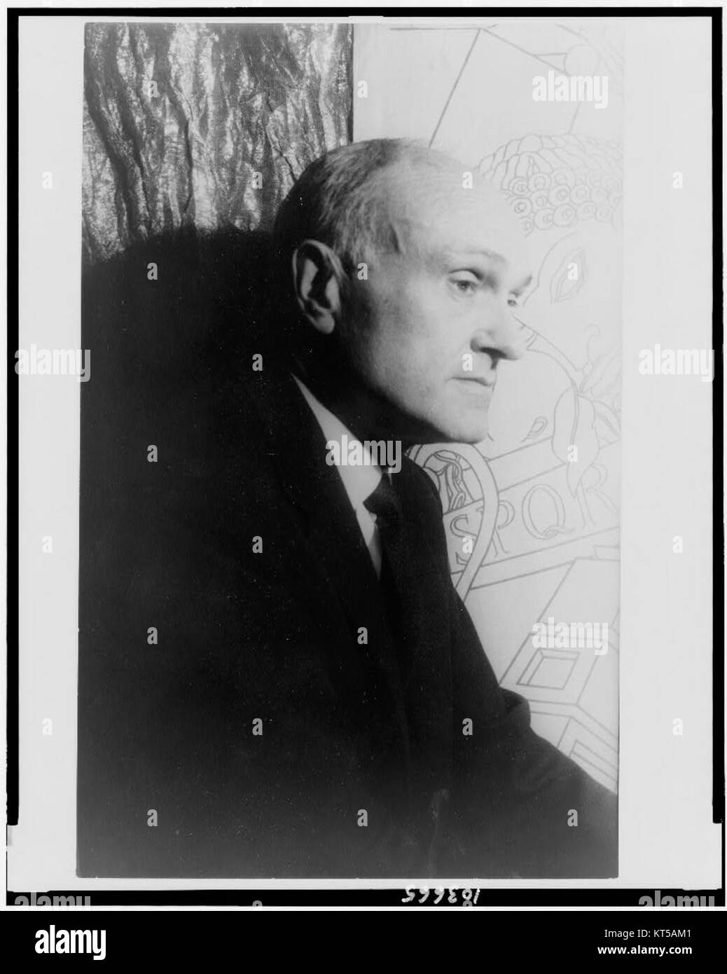 Philip Johnson war ein berühmter amerikanischer Architekt, der für seine modernistischen Entwürfe und seine einflussreichen Beiträge zur Architektur berühmt war. Seine Werke sind zu Wahrzeichen der zeitgenössischen Architekturgeschichte geworden. Stockfoto