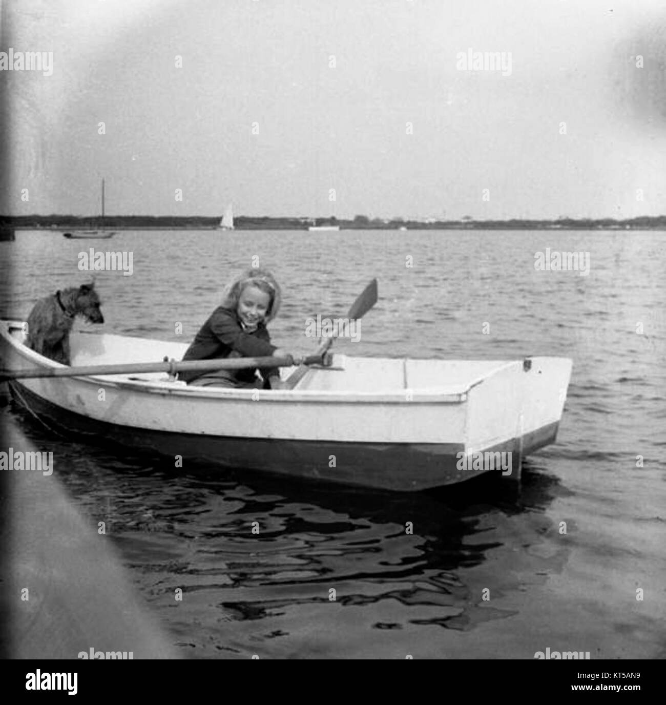Die Tochter des Fotografen Lois Duncan Steinmetz in einem Ruderboot mit ihrem Hund in der Familie West Point Island Cottage in Lavallette New Jersey Stockfoto
