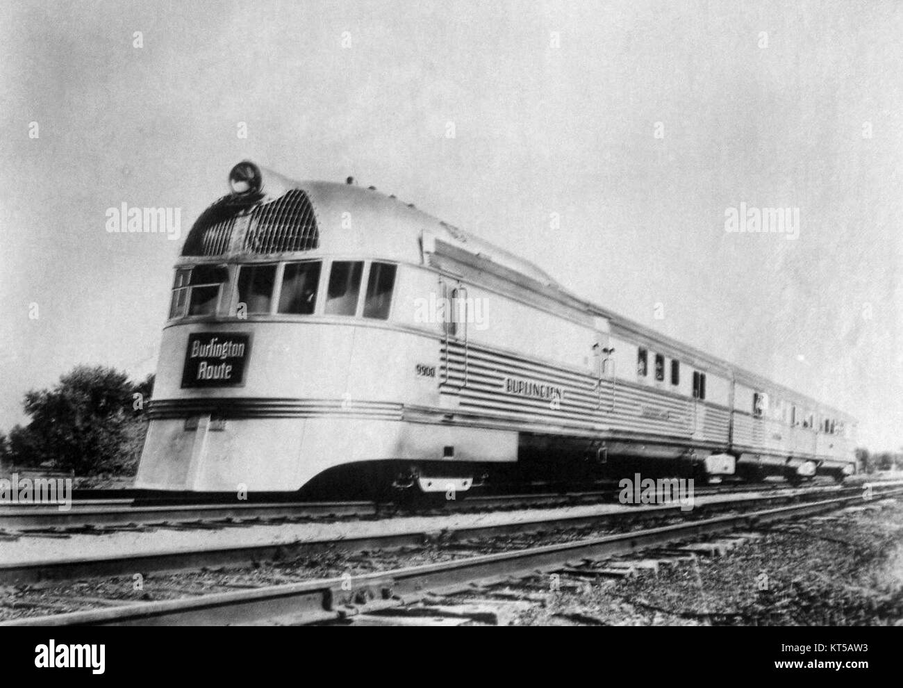 Der Pioneer Zephyr, ein stromlinienförmiger Diesel-Personenzug, wurde 1934 von der Chicago, Burlington and Quincy Railroad eingeführt. Bekannt für sein fortschrittliches Design und seine Geschwindigkeit, revolutionierte er den Bahnverkehr in den USA Stockfoto