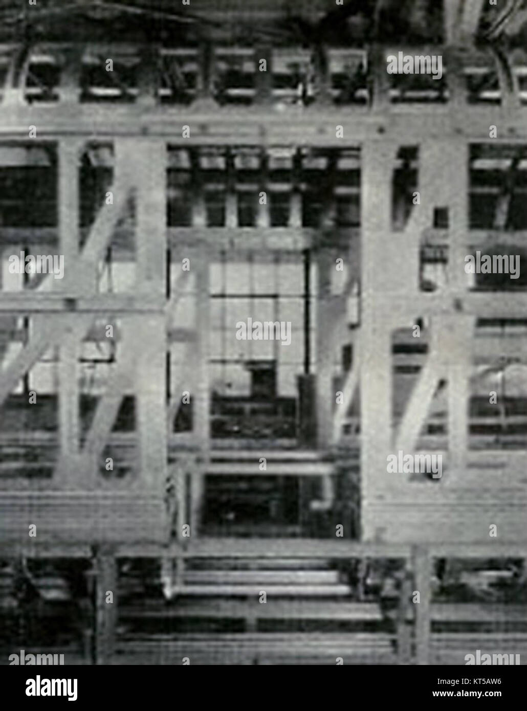 Das Foto zeigt den Rahmen des Pioneer Zephyr, des ersten stromlinienförmigen Personenzugs aus Edelstahl in den USA, der für sein innovatives Design und seine Geschwindigkeit bekannt ist. Das Bild zeigt den strukturellen Rahmen des Zuges während des Baus. Stockfoto