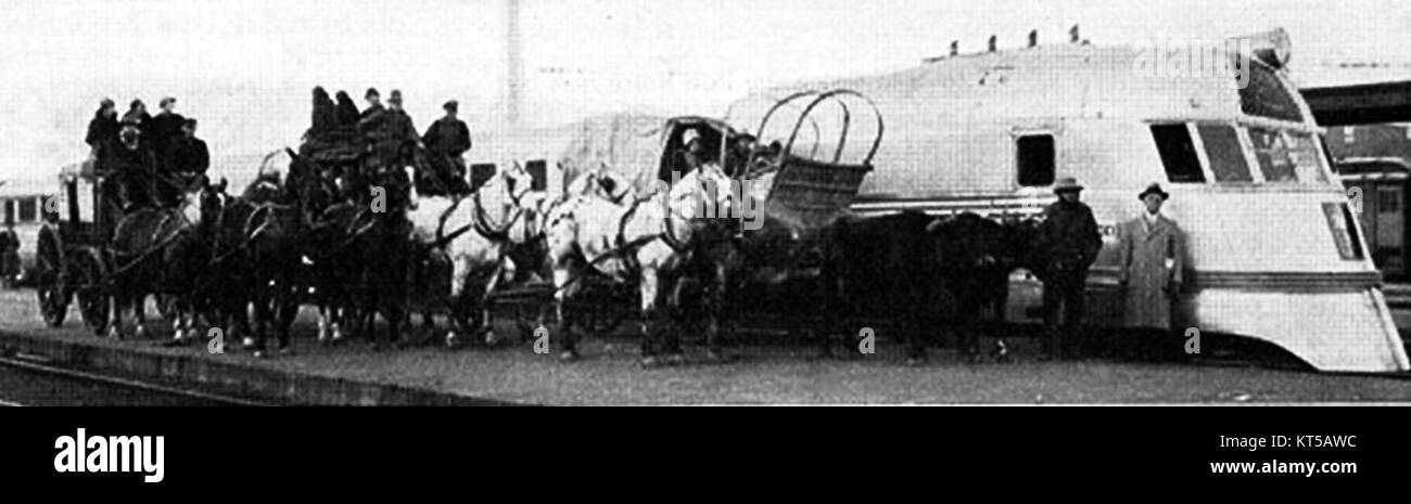 1934 begann der Pioneer Zephyr, ein ikonischer Streamliner, seine reguläre Route als Teil der amerikanischen Eisenbahngeschichte. Der Zug wurde mit seinem aerodynamischen Design und seinen luxuriösen Merkmalen zu einem Symbol für Innovation im Verkehr. Stockfoto
