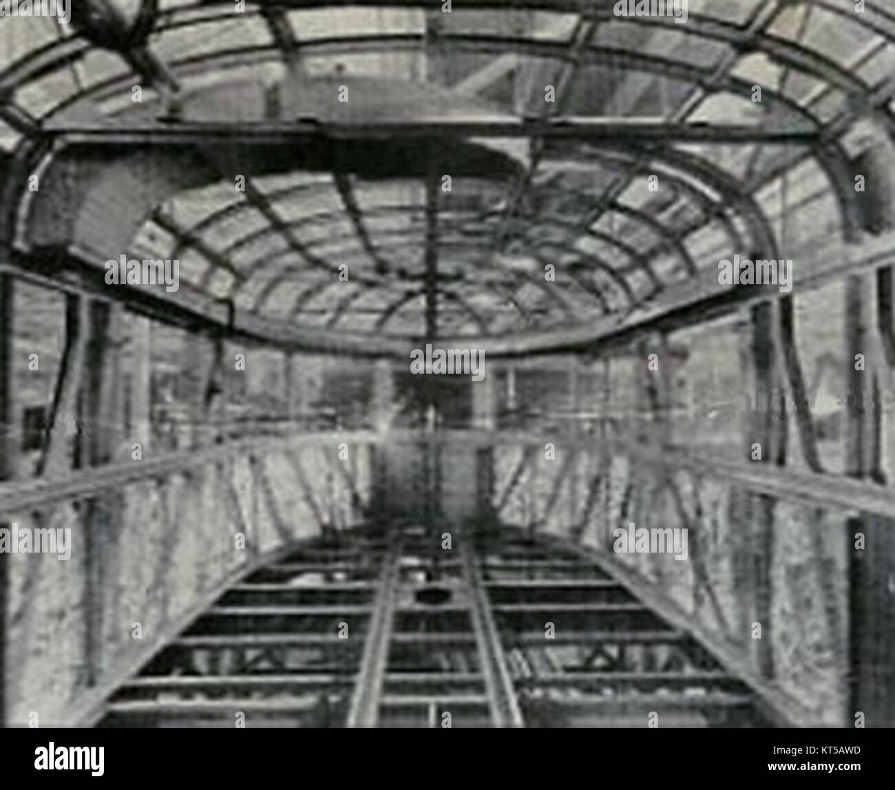 Der Pioneer Zephyr ist ein berühmter stromlinienförmiger Personenzug aus den 1930er Jahren, der für sein innovatives Design bekannt ist. Dieses Bild zeigt den Rahmen des Zuges und zeigt die technischen Fortschritte, die ihn zu einem Symbol des modernen Verkehrs gemacht haben. Stockfoto