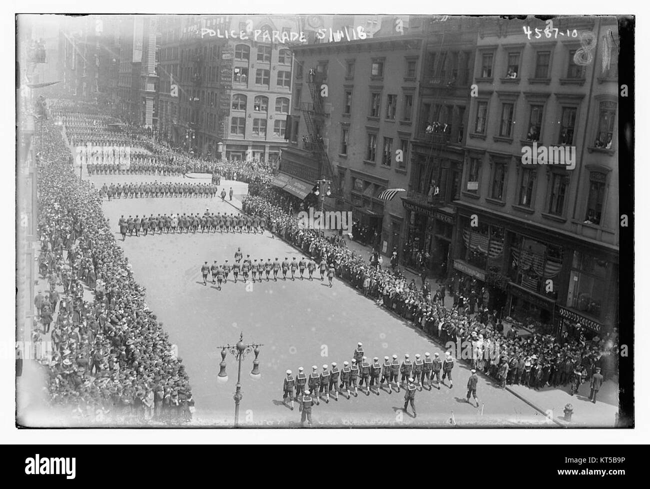 Ein historisches Foto einer Polizeiparade im Jahr 1918, auf der uniformierte Offiziere und Elemente der Strafverfolgung während eines wichtigen Moments der amerikanischen Geschichte gezeigt werden. Stockfoto