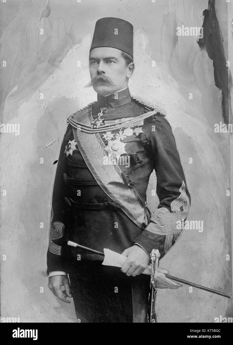 Ein formelles Porträt von Lord Kitchener, einem prominenten britischen Militärführer. Das Bild fängt seine herausragenden Merkmale und Uniform ein und repräsentiert seine bedeutende Rolle in der britischen Militärgeschichte. Stockfoto