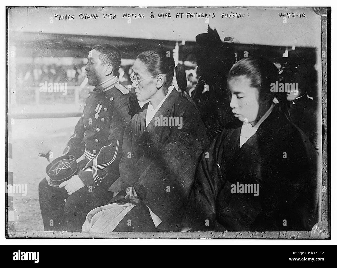 Dieses Bild zeigt Prinz Oyama mit seiner Mutter und Frau bei der Beerdigung seines Vaters und spiegelt einen Moment persönlicher und königlicher Trauer in der japanischen Geschichte wider. Stockfoto