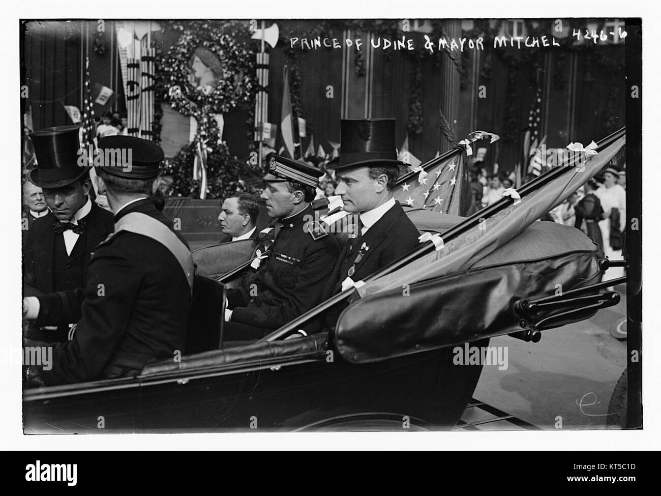 Der Prinz von Udine und Bürgermeister Mitchel, dargestellt auf einem historischen Foto, beleuchten die Zusammenarbeit zwischen dem europäischen Adel und amerikanischen politischen Persönlichkeiten im frühen 20. Jahrhundert. Stockfoto