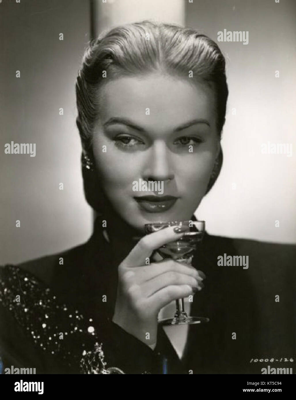 Ein Publicity-Foto der Schauspielerin Kristine Miller, aufgenommen für den Film „I Walk Alone“ aus dem Jahr 1948. Sie zeigt ihre Rolle in dem Film, in dem Burt Lancaster und Kirk Douglas in den Hauptrollen spielten. Stockfoto