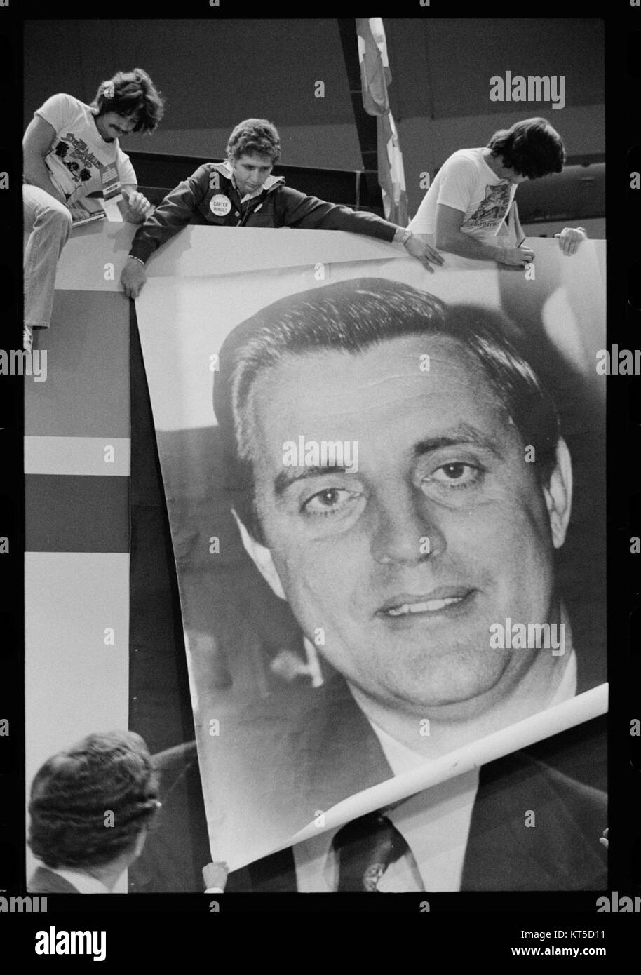 Auf der Democratic National Convention in New York City wurde ein großes Foto von Walter Mondale aufgenommen, um seine Prominenz in der amerikanischen Politik zu demonstrieren. Diese symbolische Geste spiegelt seine Rolle bei den Wahlen 1984 als demokratischer Präsidentschaftskandidat wider. Stockfoto