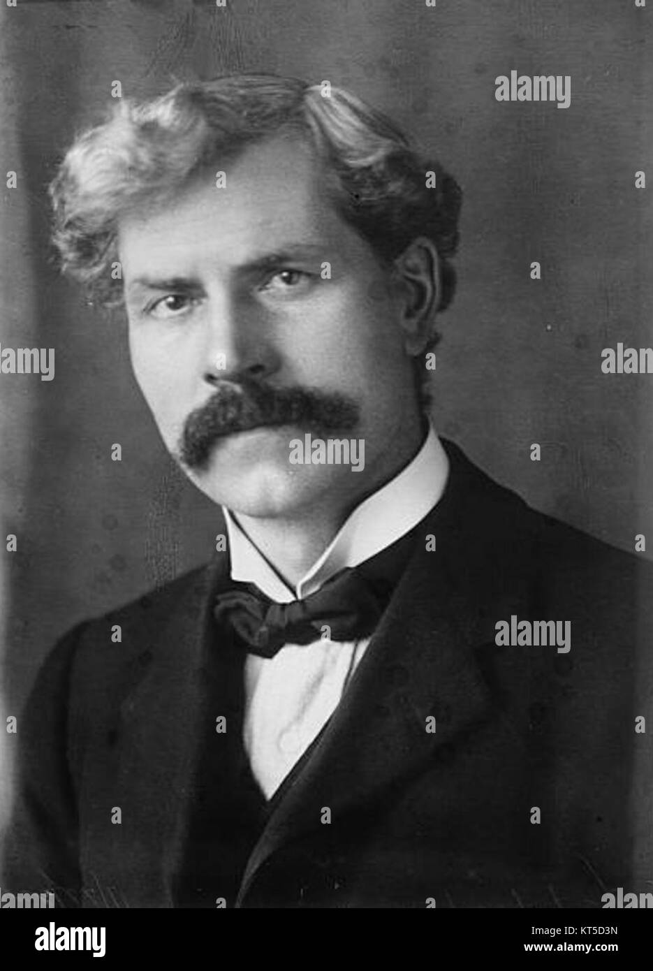 Ramsay MacDonald, der erste Labour-Premierminister des Vereinigten Königreichs, wird in einem historischen Bild aus dem Archiv dargestellt. MacDonald spielte eine entscheidende Rolle in der britischen politischen Geschichte während des frühen 20. Jahrhunderts. Stockfoto