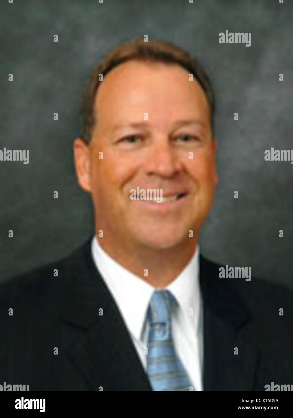 Dies ist ein neues Foto von Ray Sansom, einem amerikanischen Politiker und ehemaligen Mitglied des Repräsentantenhauses von Florida. Das Bild fängt ihn in einer professionellen Umgebung ein. Stockfoto