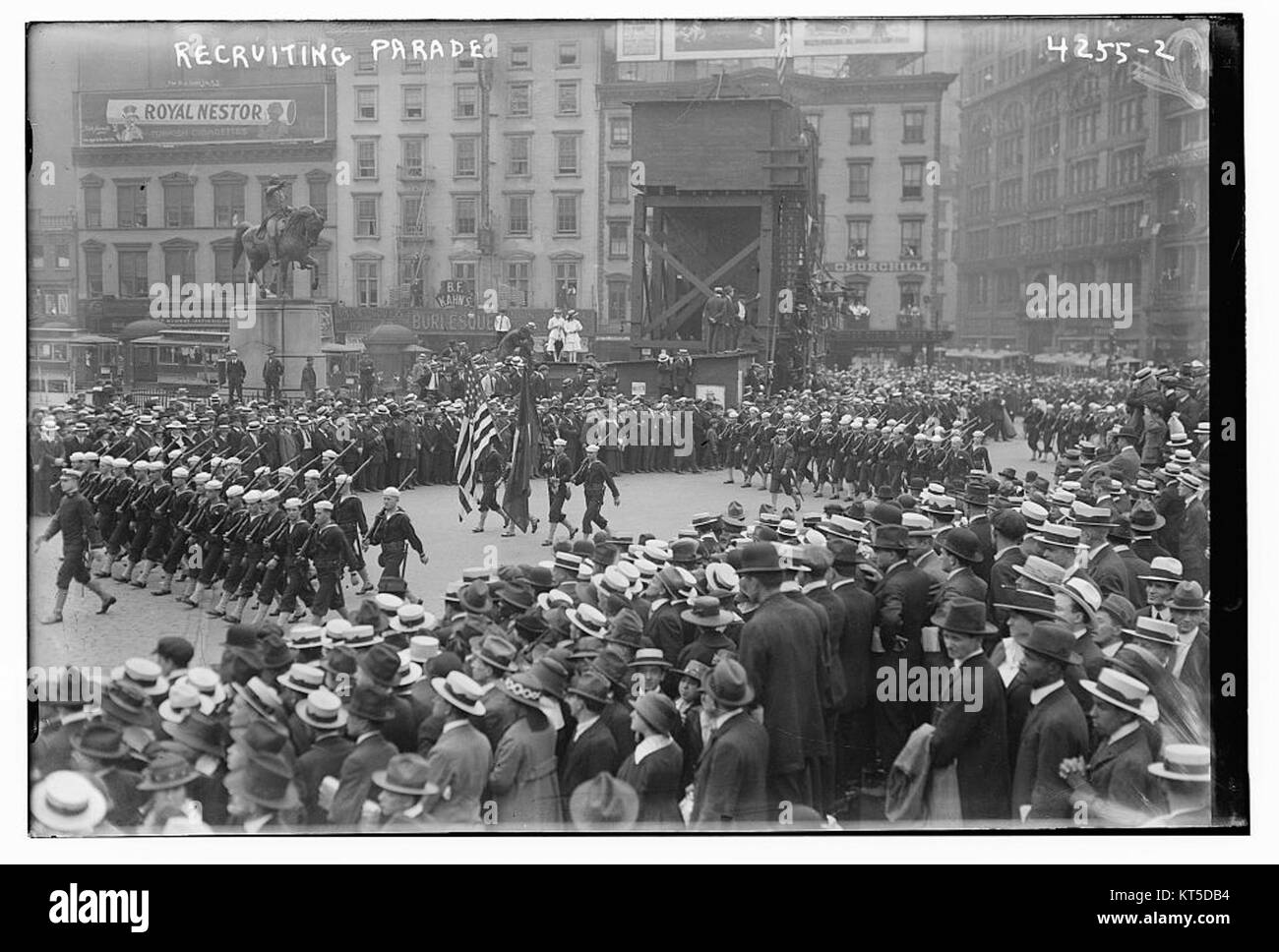 Das Bild der Rekrutierungsparade zeigt einen historischen Moment der militärischen Rekrutierung und zeigt Soldaten, die im Rahmen einer öffentlichen Ausstellung zur Rekrutierung neuer Rekruten in einer Parade marschieren. Diese Paraden waren in früheren Zeiten üblich, wurden verwendet, um Patriotismus zu inspirieren und die Einberufung in Konfliktzeiten zu fördern. Stockfoto
