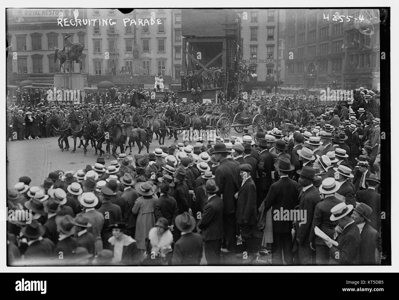 Das Bild zeigt eine Rekrutierungsparade, die wahrscheinlich ein historisches oder zeremonielles Ereignis im Zusammenhang mit militärischer oder öffentlicher Rekrutierung darstellt. Stockfoto