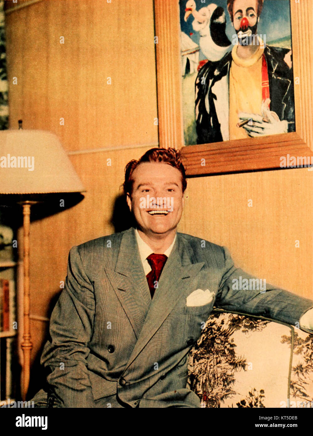Das Bild zeigt Red Skelton, einen amerikanischen Komiker und Schauspieler, der 1948 neben einem Kunstwerk posierte. Skelton war bekannt für seine Slapstick-Komödie und seine starke Bühnenpräsenz, und dieses Bild fängt einen Moment seiner Interaktion mit der Kunst während dieser Zeit ein. Stockfoto
