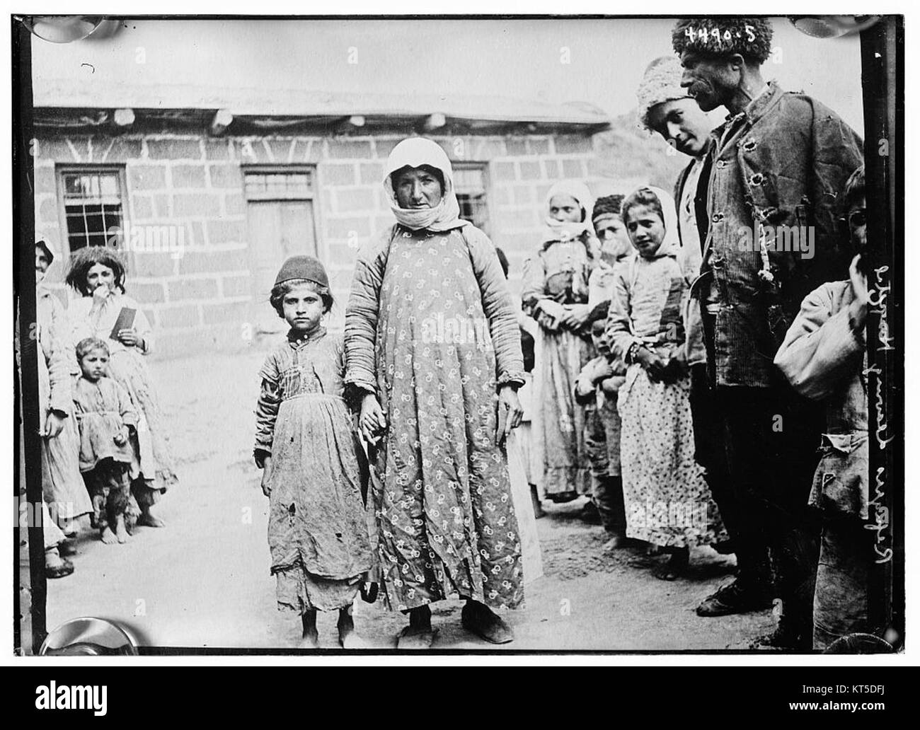 Ein Foto, das Flüchtlinge aus einem Krankenhaus zeigt, in dem sie einen Moment der Migration und der humanitären Aktion in einer Zeit der Krise festhalten. Stockfoto