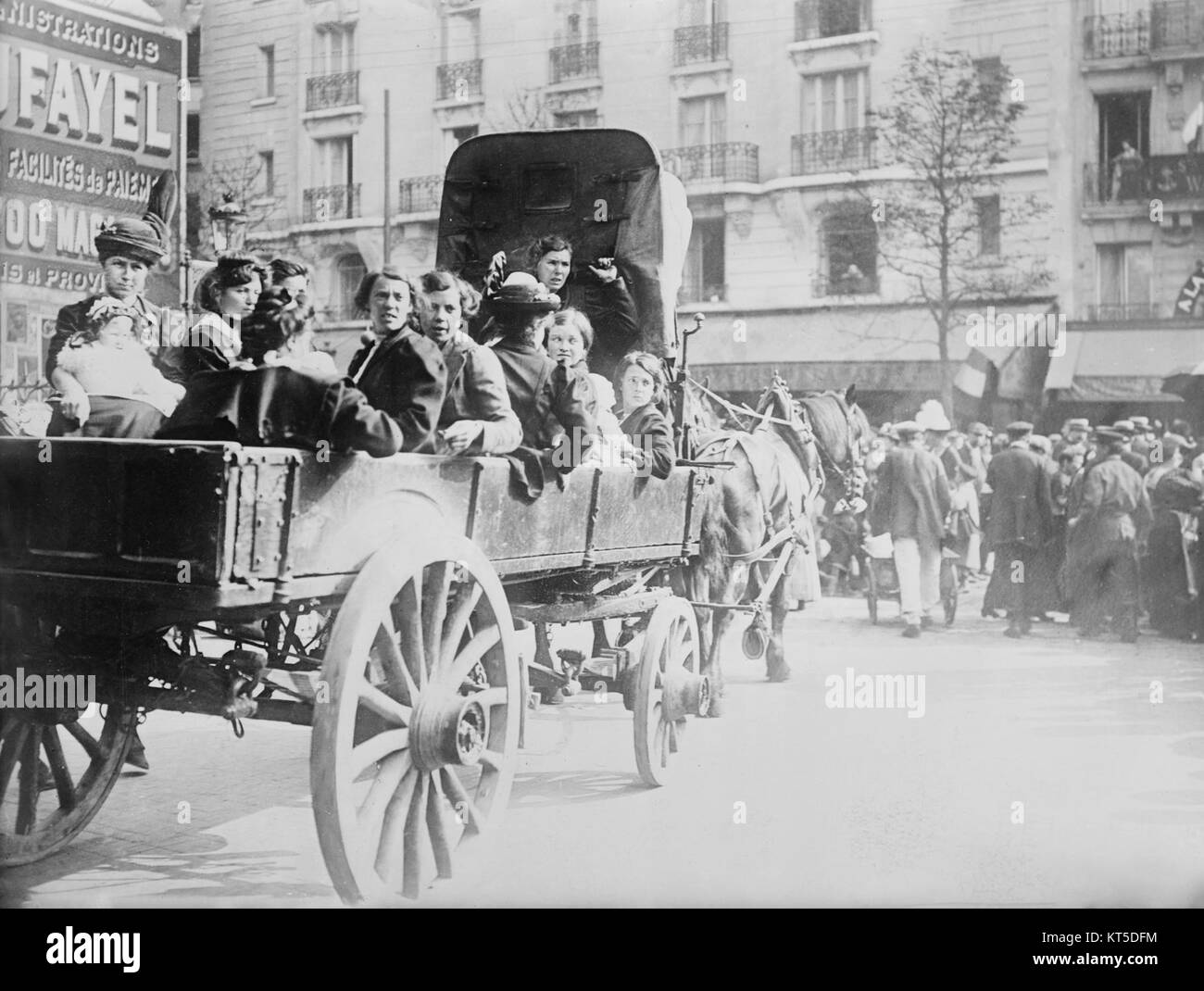 Ein historisches Bild der belgischen Flüchtlinge in Paris im Jahre 1914. Die Flüchtlinge wurden aufgrund der Auswirkungen des Ersten Weltkriegs vertrieben, was die Auswirkungen des Krieges auf die Zivilbevölkerung hervorhebt. Stockfoto