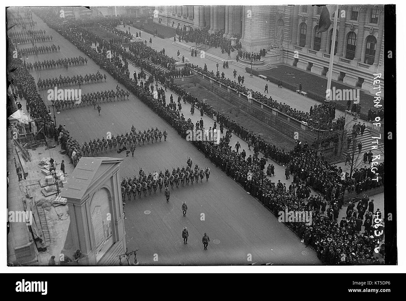 Dieses Bild zeigt den historischen Moment der Rückkehr des 7. Regiments. Es handelt sich wahrscheinlich um einen Hinweis auf ein militärisches Ereignis, das die Rückkehr des Regiments nach einem bedeutenden Dienst oder einer Schlacht betont. Das Foto fängt einen Moment von historischer Bedeutung ein. Stockfoto