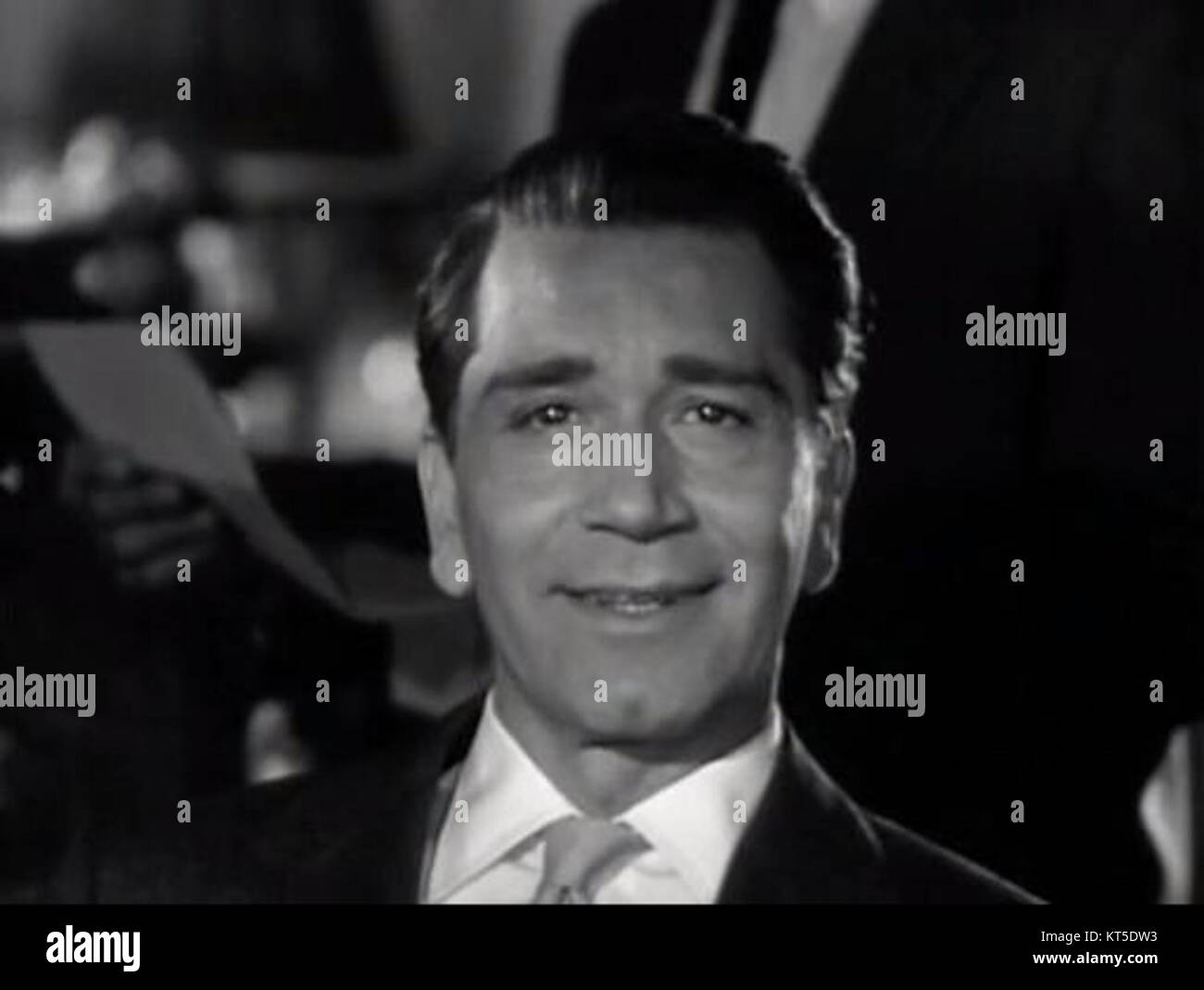Richard Conte spielte in *Big Combo*, einem US-amerikanischen Film Noir aus dem Jahr 1955. Der Film beschäftigt sich mit Verbrechen und Korruption, wobei Conte eine Schlüsselrolle in einer spannungsgeladenen Erzählung spielt, die in der Unterwelt des organisierten Verbrechens spielt. Stockfoto