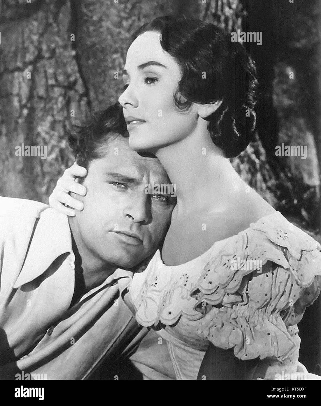 Dieses Bild zeigt die Schauspieler Richard Burton und Maggie McNamara in dem 1955 Film Prince of Players, einem historischen Drama über den Schauspieler Edmund Kean aus dem 18. Jahrhundert. Der Film beschäftigt sich mit den Themen Ruhm, Kunstfertigkeit und Erfolgskosten. Stockfoto