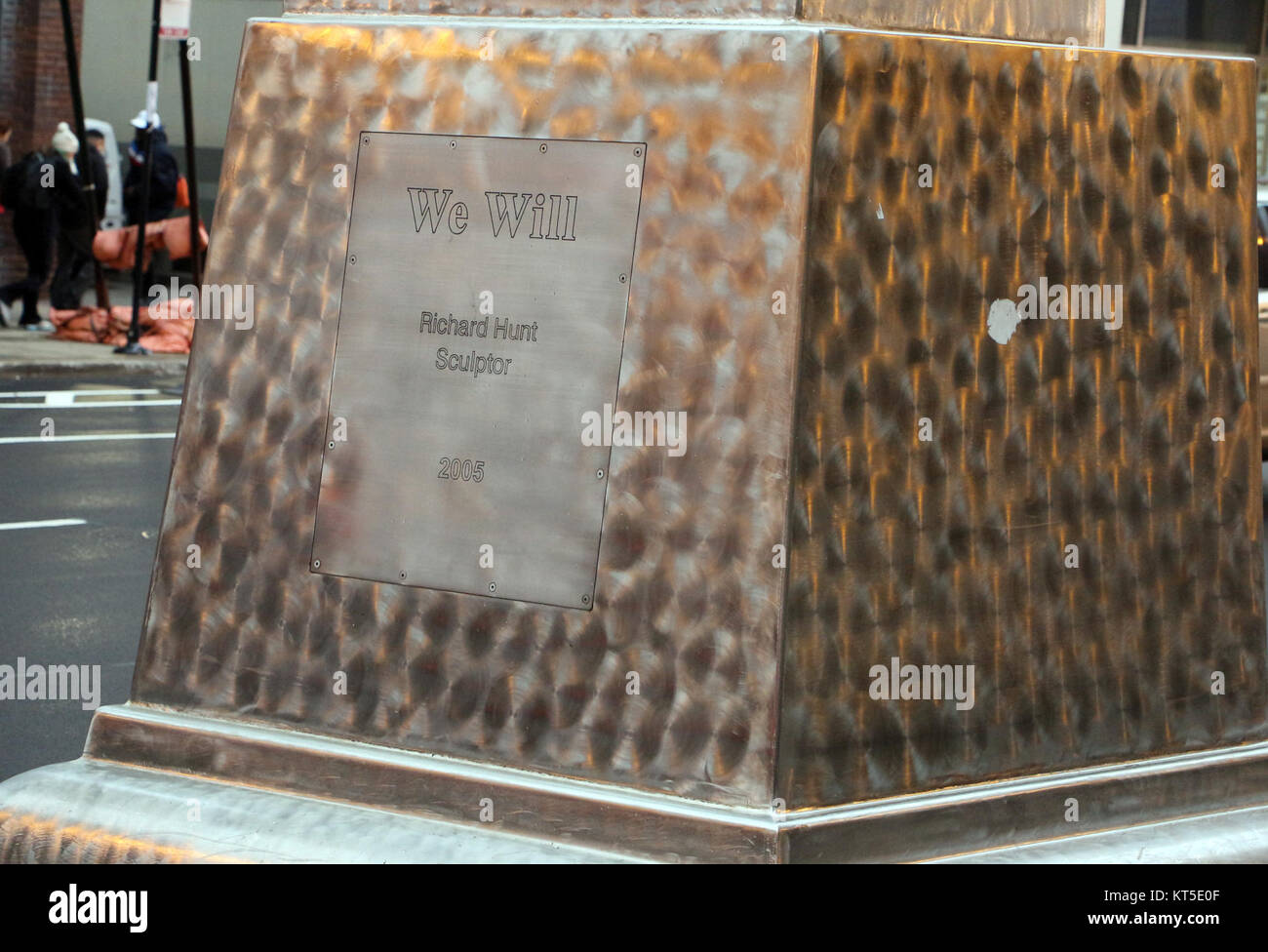 Diese Skulptur von Richard Hunt aus dem Jahr 2005 mit dem Titel „We will“ ist ein abstraktes Stück, das die Auseinandersetzung des Künstlers mit Form und Bewegung in der zeitgenössischen Kunst widerspiegelt. Hunt ist bekannt für seine großen öffentlichen Skulpturen und seinen Beitrag zur modernen amerikanischen Kunst. Stockfoto