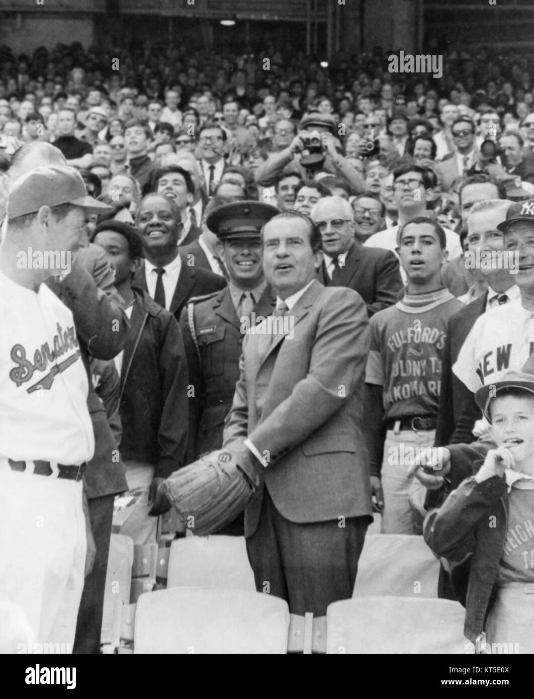 1969 warf US-Präsident Richard Nixon das Eröffnungsfeld bei einem Baseballspiel der Washington Senators aus und markierte damit einen historischen Moment im amerikanischen Sport und in der Politik. Stockfoto
