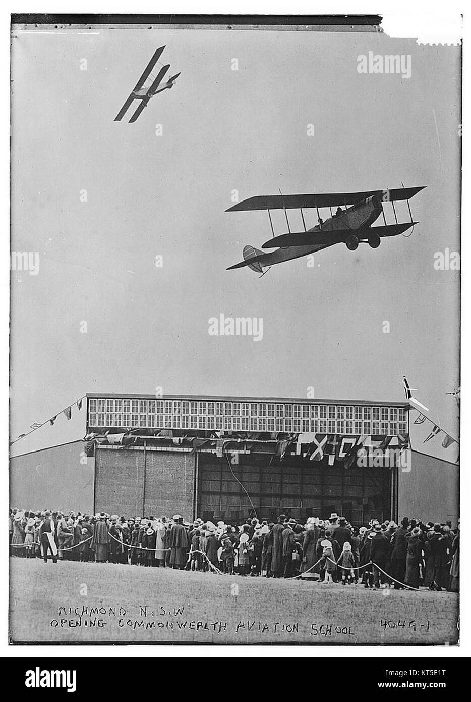 Die Eröffnung der Commonwealth Aviation School in Richmond, New South Wales, markierte eine bedeutende Entwicklung in der australischen Luftfahrtgeschichte. Die Schule spielte eine Schlüsselrolle bei der Ausbildung von Piloten für militärische und zivile Luftfahrt. Stockfoto