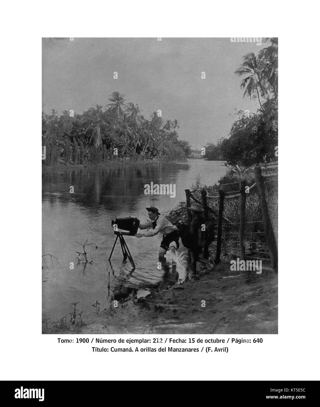 Eine Fotografie des Rio Manzanares in Madrid, Spanien, aufgenommen von Henrique Avril, zeigt die landschaftliche Schönheit des Flusses und die künstlerische Perspektive des Fotografen. Stockfoto