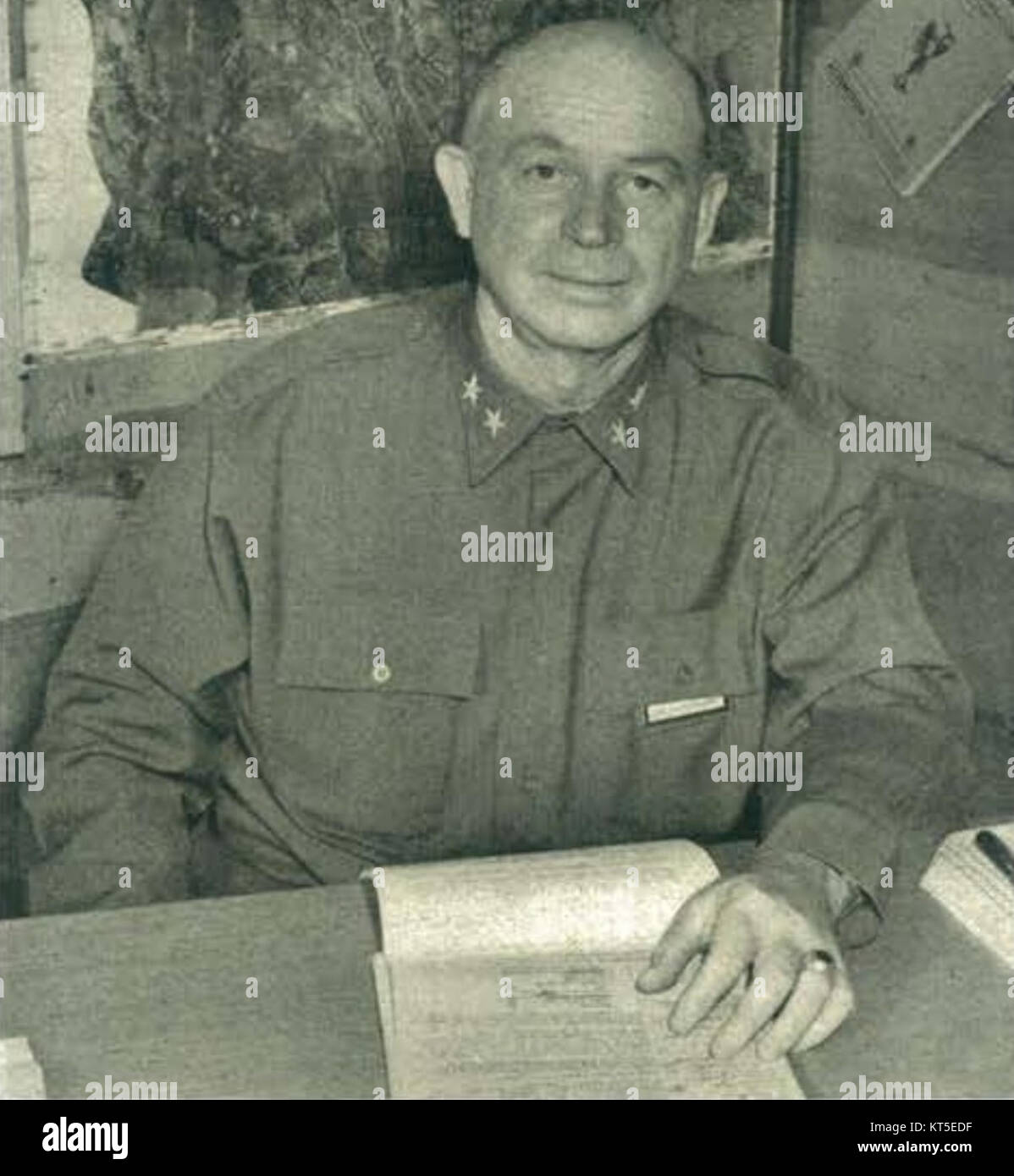 Robert L. Spragins war Generalmajor der United States Army, bekannt für seinen Dienst während des Zweiten Weltkriegs und seine Beiträge zur militärischen Führung in der Nachkriegszeit. Stockfoto