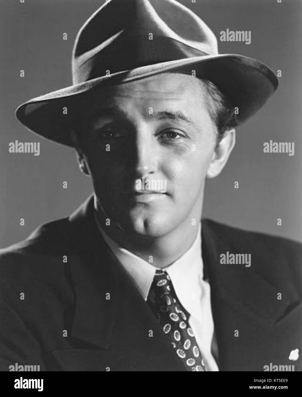 Robert Mitchum war ein US-amerikanischer Schauspieler, Regisseur und Sänger, bekannt für seine Rollen in klassischen Filmen von den 1940er bis in die 1960er Jahre Seine Karriere erstreckte sich über mehrere Jahrzehnte und festigte sein Vermächtnis als einer der führenden Männer Hollywoods. Stockfoto