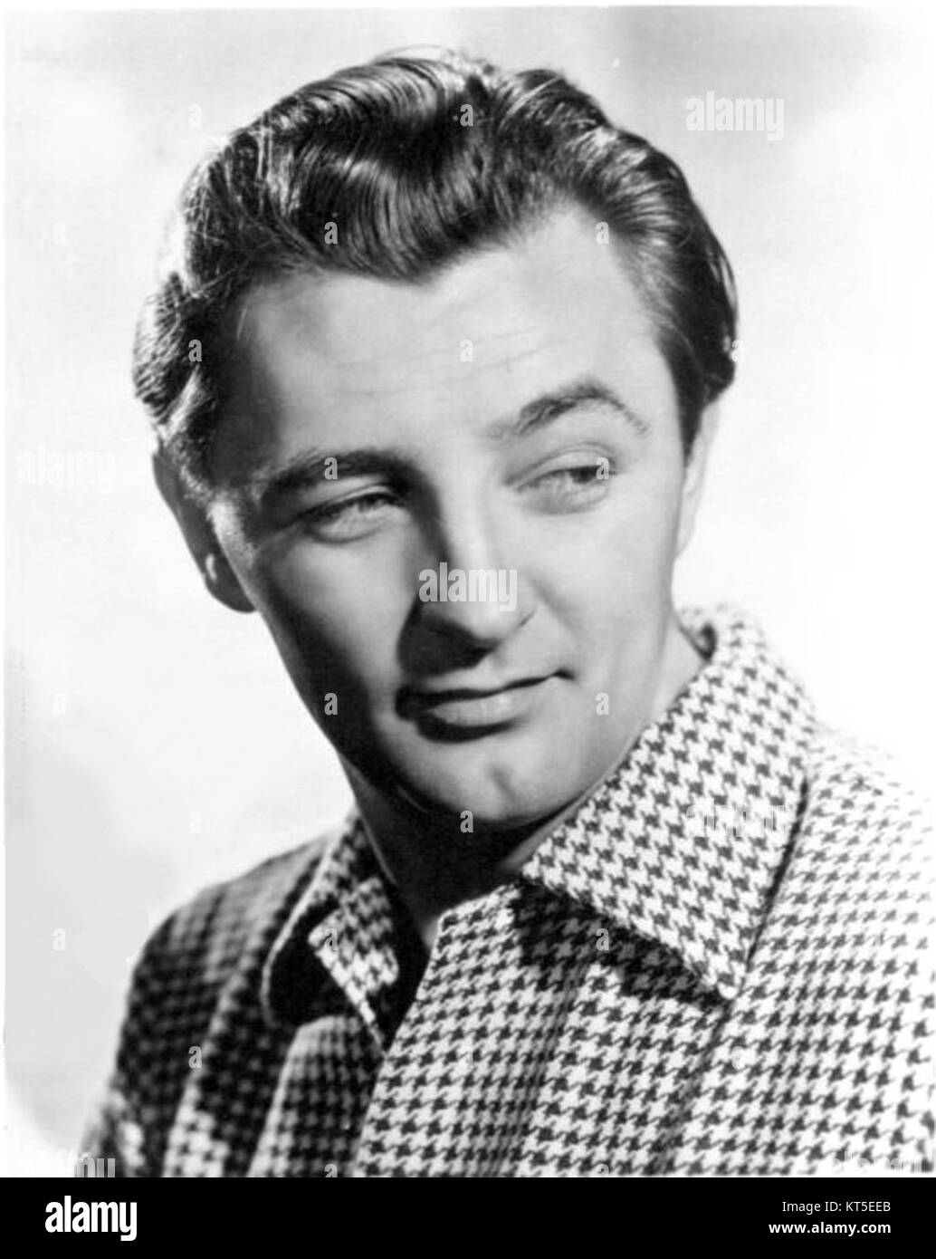 Ein Porträt von Robert Mitchum, einem ikonischen amerikanischen Schauspieler, aus dem Jahr 1949. Dieses Foto fängt sein unverwechselbares Aussehen und seine Präsenz ein, die ihn zu einem Star in klassischen Filmen gemacht haben. Stockfoto