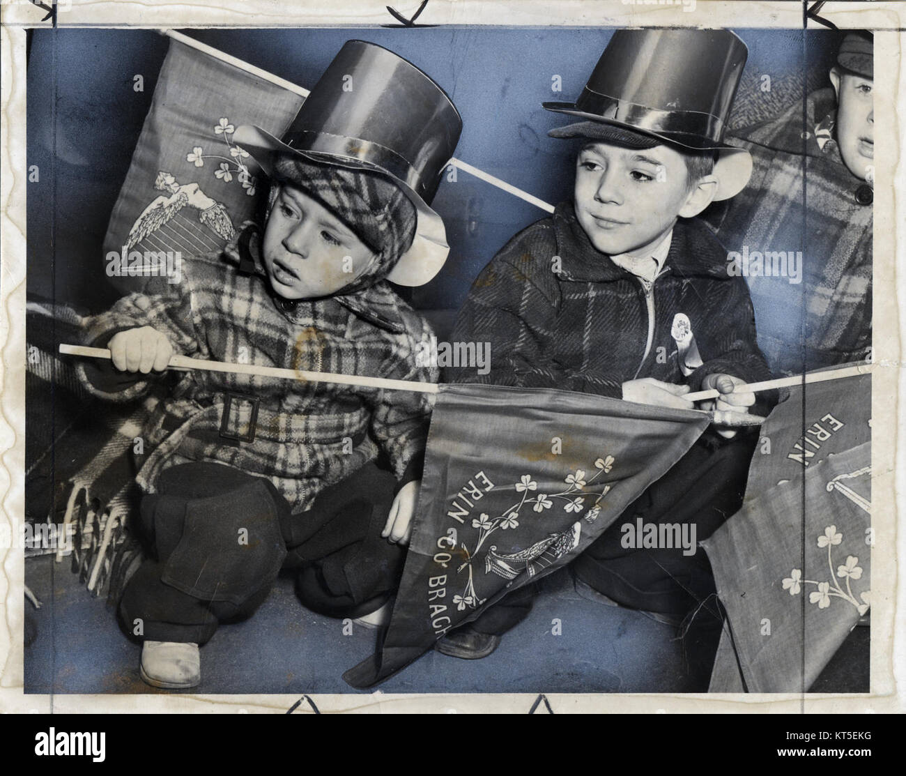 Roger Higgins fängt einen Moment der Saint Patrickâ Day Parade 1951 in New York City ein. Das Bild zeigt die Feier der irischen Kultur und die pulsierende Parade der Stadt, die das soziale und kulturelle Ereignis der Mitte des 20. Jahrhunderts hervorhebt. Stockfoto