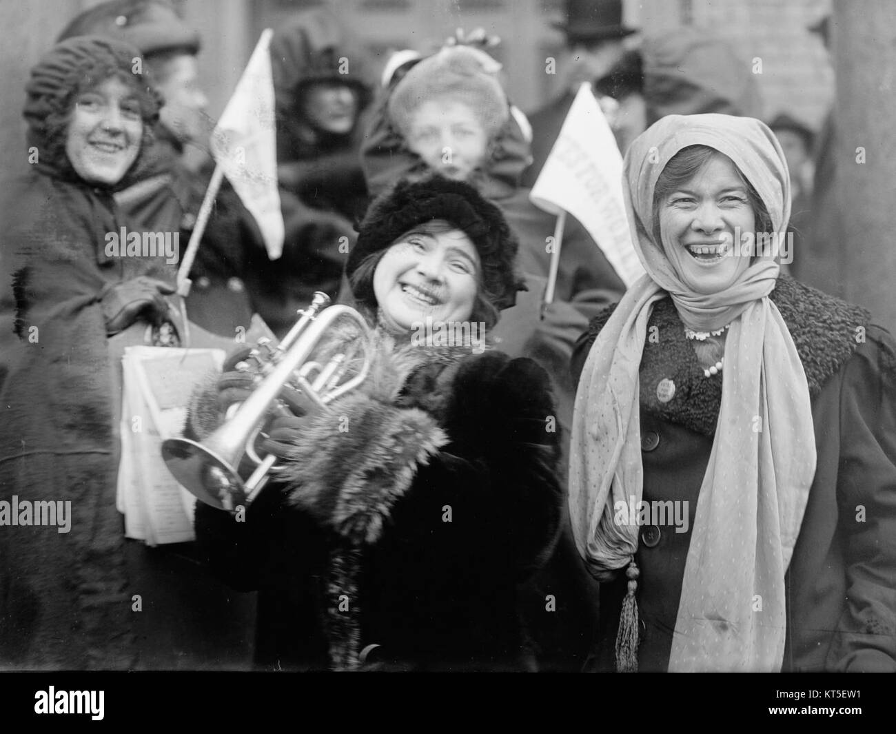 Die Rose-Sanderson Vots for Women steht wahrscheinlich im Zusammenhang mit einer historischen Kampagne oder einem Engagement im Zusammenhang mit dem Frauenwahlrecht. Er bezieht sich auf Einzelpersonen, die das Wahlrecht für Frauen befürworteten. Stockfoto