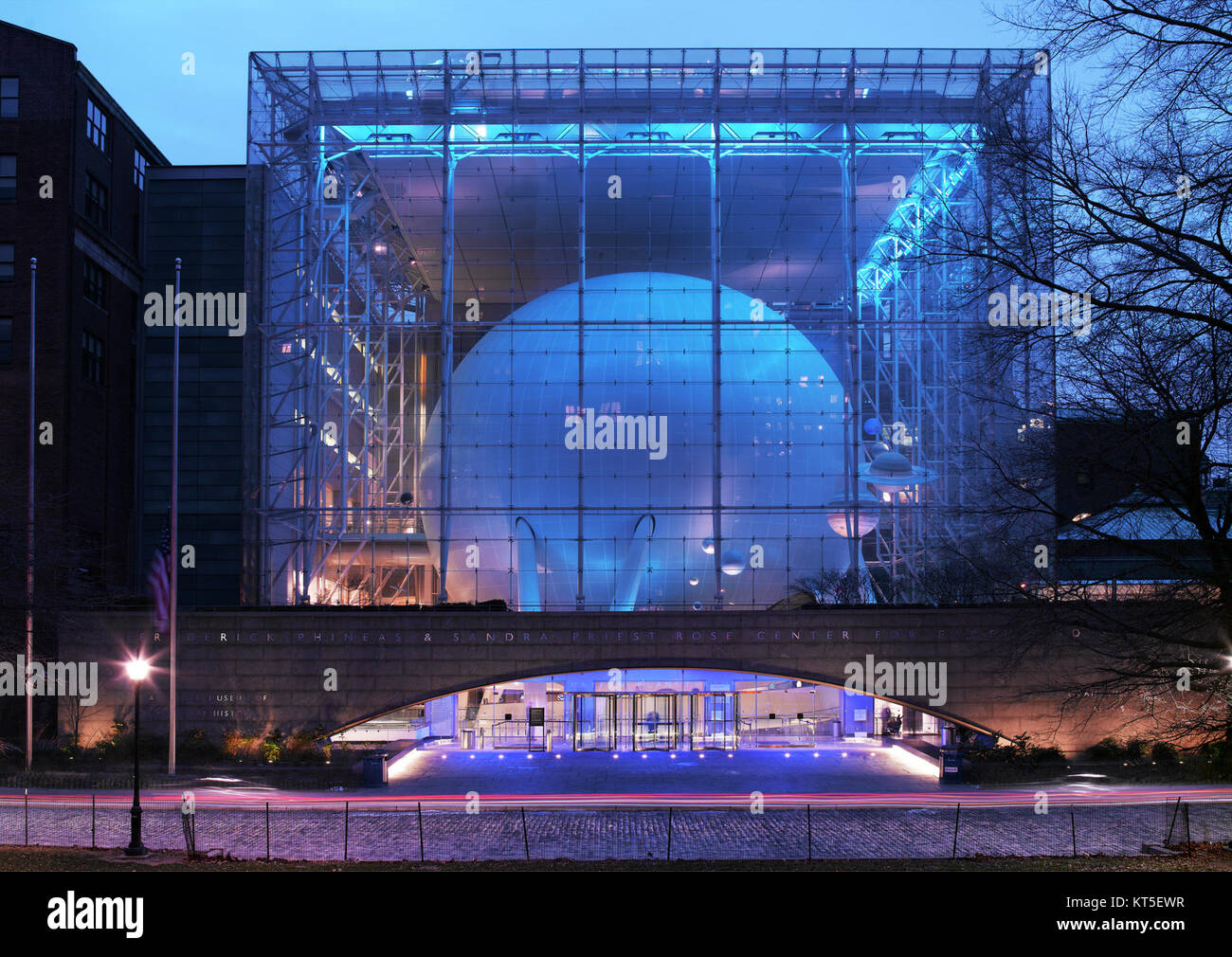 Das Rose Center for Earth and Space, entworfen von Frederick Phineas und Sandra Priest, ist eine renommierte wissenschaftliche und kulturelle Einrichtung in New York. Es bietet Exponate und ein Planetarium, das der Weltraumforschung gewidmet ist. Stockfoto