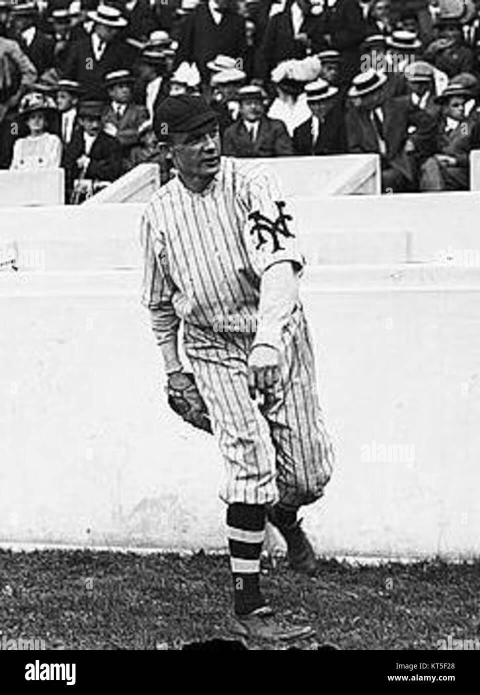 Rube Marquard war ein professioneller Baseballkrug im frühen 20. Jahrhundert, bekannt für seine Zeit bei den New York Giants. Von 1911 bis 1925 spielte er in den Major Liagues und erwarb sich einen Ruf für seinen Pitching-Stil und seine Schlüsselrolle beim Erfolg der Giants während dieser Zeit. Stockfoto