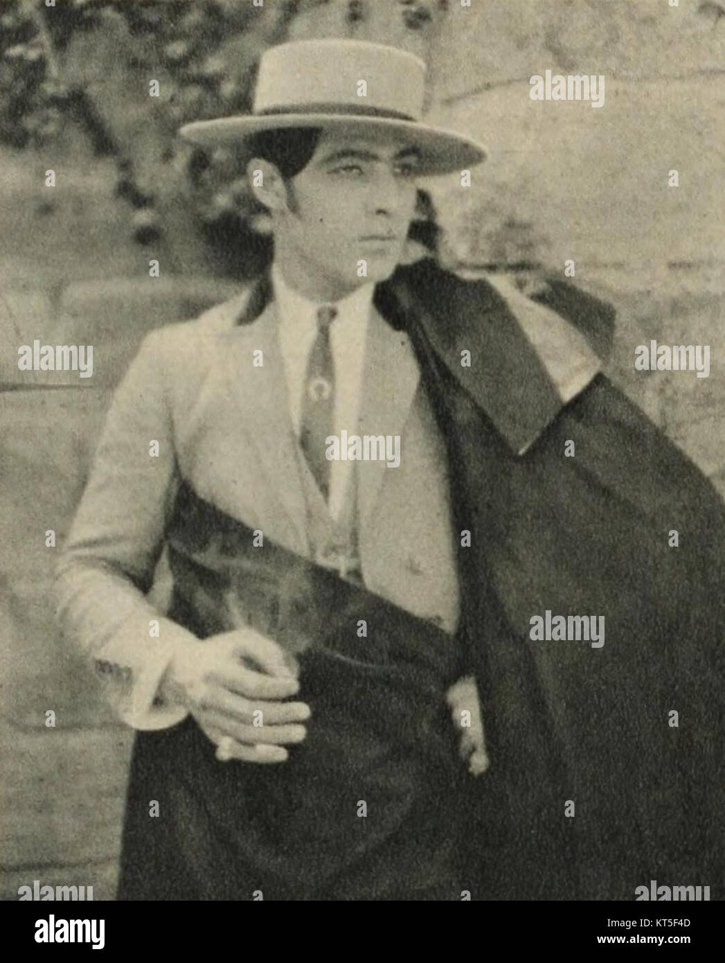 Rudolph Valentino, ein berühmter Stummfilmdarsteller, ist in der Veröffentlichung „The Blue Book of the Screen“ der 1920er Jahre zu sehen. Dieses Buch beleuchtet die prominentesten Filmstars der Ära und ihren Einfluss auf das frühe Hollywood-Kino. Stockfoto Rudolph Valentino, ein berühmter Stummfilmdarsteller, ist in der Veröffentlichung „The Blue Book of the Screen“ der 1920er Jahre zu sehen. Dieses Buch beleuchtet die prominentesten Filmstars der Ära und ihren Einfluss auf das frühe Hollywood-Kino. Stockfoto