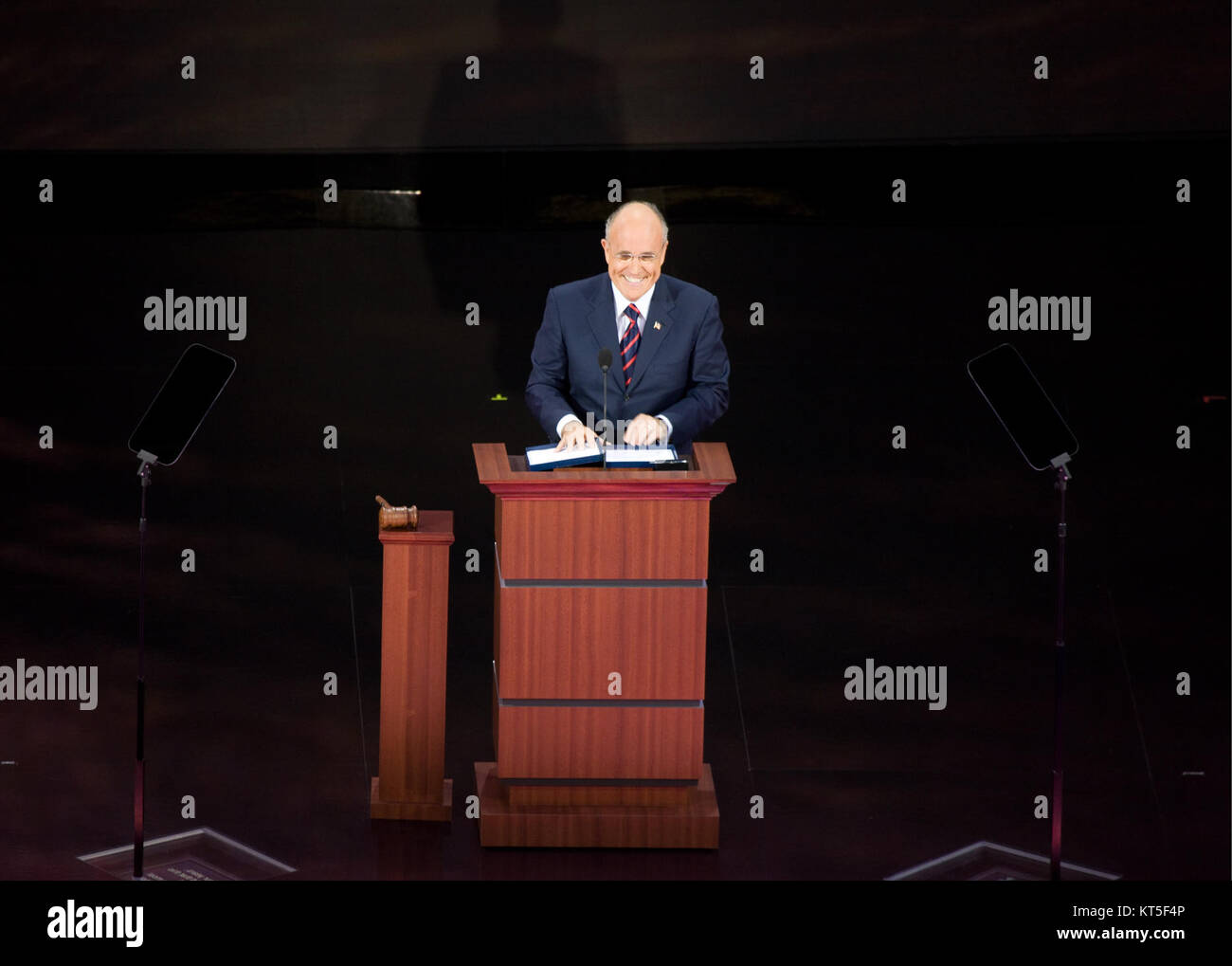 Rudy Giuliani, ehemaliger Bürgermeister von New York und republikanischer Präsidentschaftskandidat, spricht auf dem Podium während einer Veranstaltung im Xcel Center in St. Paul, Minnesota. Seine Teilnahme spiegelt seine politische Karriere und seine öffentliche Präsenz in der amerikanischen Politik wider. Stockfoto