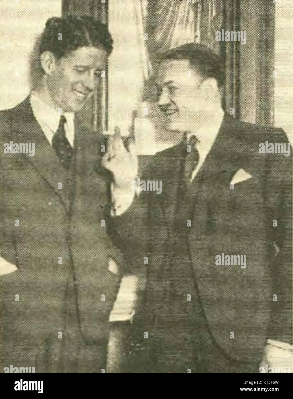 Rudy Vallee, ein populärer amerikanischer Sänger, Schauspieler und Bandleader, war eine wichtige Figur in der Unterhaltung der 1930er und 1940er Jahre. Bekannt für seine geschmeidige Stimme und charismatische Bühnenpräsenz, hatte er einen langjährigen Einfluss auf die populäre Musik und den Rundfunk. Stockfoto