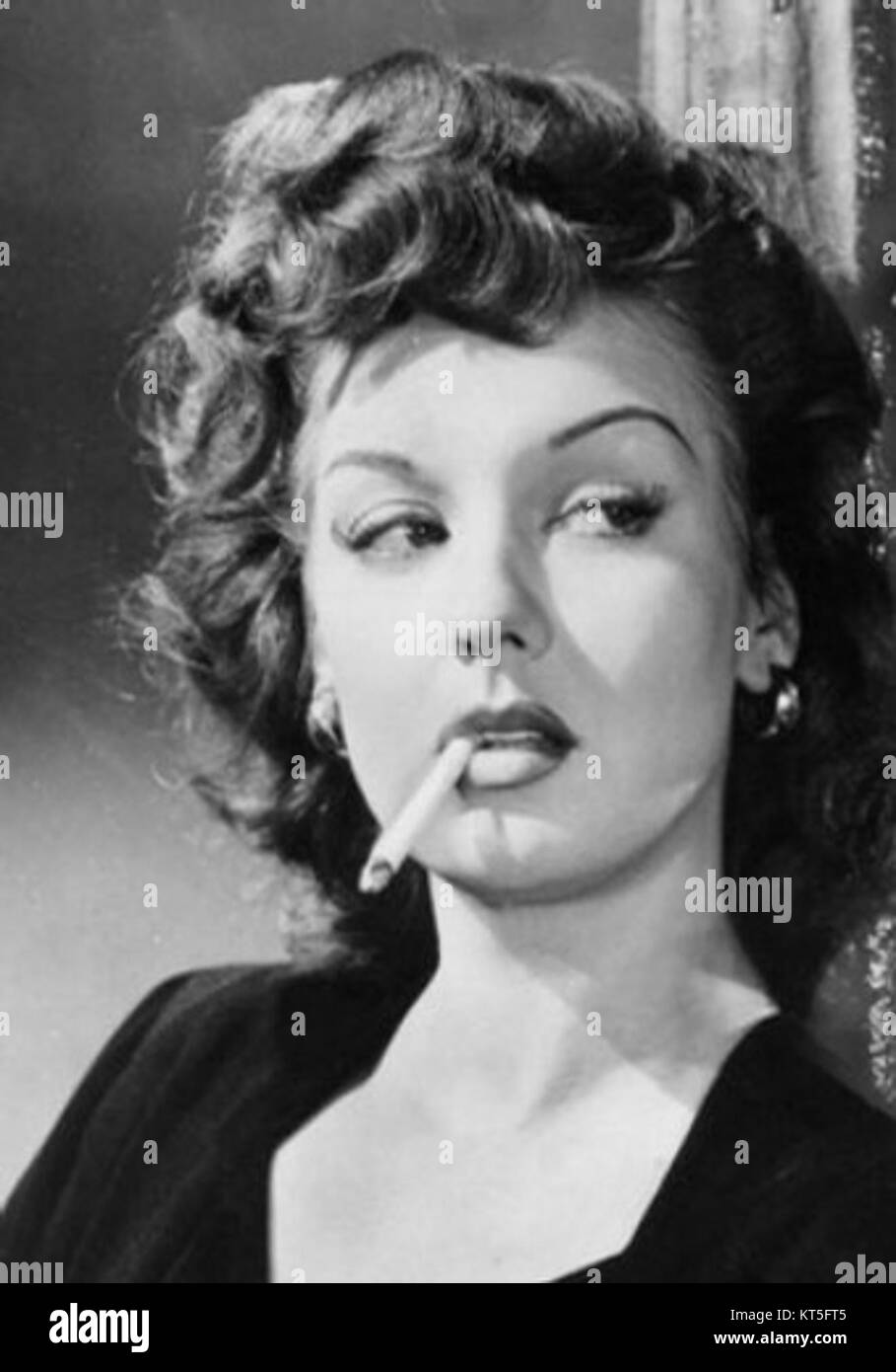 Ann Savage in „Detour“, einem Klassiker aus dem Jahr 1945, in dem sie eine zentrale Rolle spielt. Der Film ist bekannt für seine scharfe Schwarz-weiß-Kinematographie und intensive psychologische Themen. Stockfoto