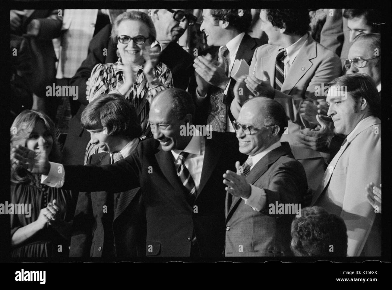 Ein Bild, das den ägyptischen Präsidenten Anwar Sadat und den israelischen Premierminister Menachem Begin während der Unterzeichnung des Camp David Accords, eines historischen Friedensabkommens zwischen Ägypten und Israel, aufnimmt. Stockfoto