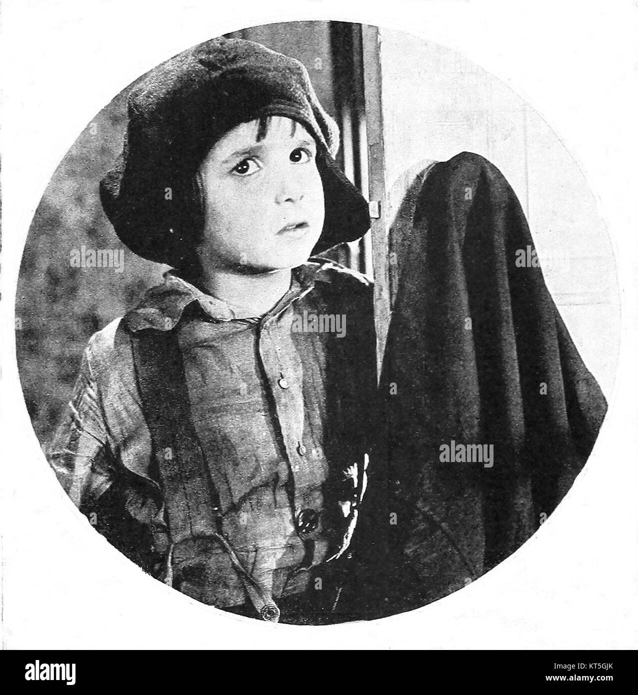 Dieses Bild ist eine Szene aus dem Film „Daddy“, der im 20. Jahrhundert veröffentlicht wurde. Der Film zeigt bedeutende Schauspieler und beschäftigt sich mit Themen der Familiendynamik und Beziehungen. Stockfoto